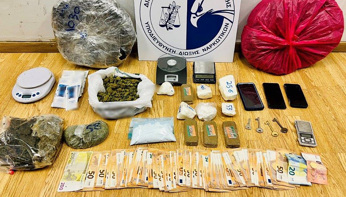 Γλυφάδα: Τέσσερις συλλήψεις για κατοχή και διακίνηση ναρκωτικών