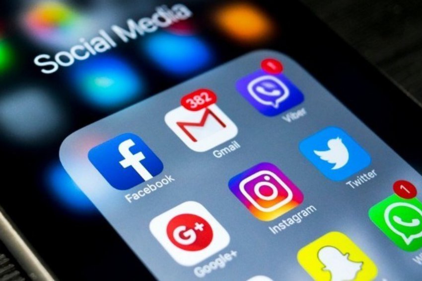 Social media: Μπορούν να είναι επικίνδυνα για τους νέους, προειδοποιεί ο αρχίατρος των ΗΠΑ

