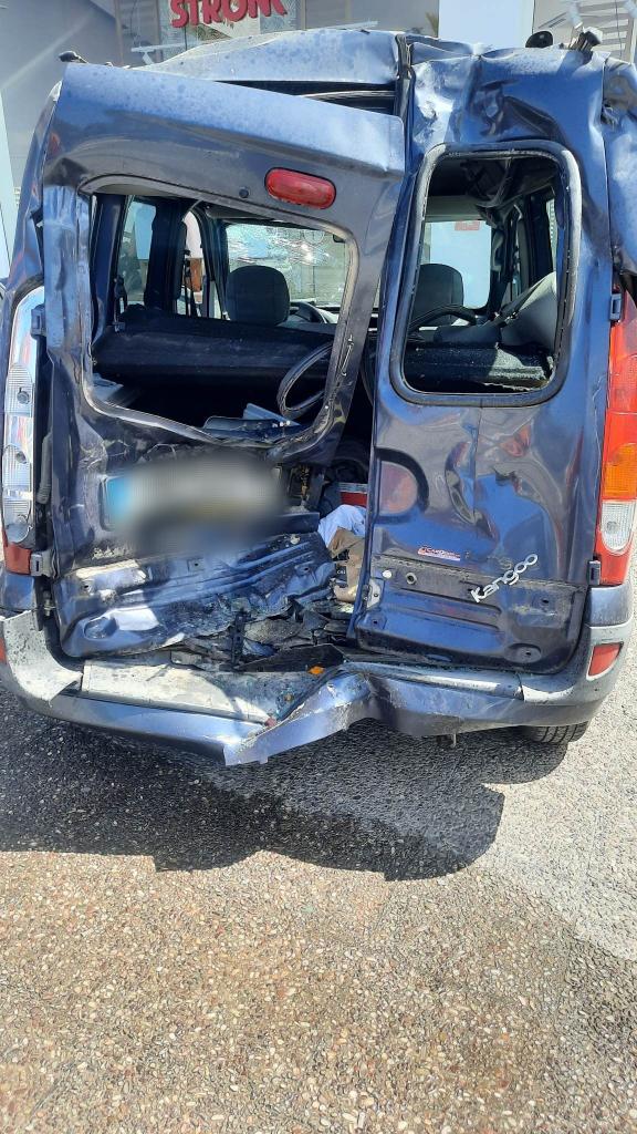 Atena: Accident de circulație pe plajă - O mașină a intrat în coliziune cu 7 mașini, un bărbat de 57 de ani a murit