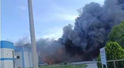 Συναγερμός στην πυροσβεστική: Μεγάλη φωτιά σε εργοστάσιο με μοκέτες στη Λάρισα
