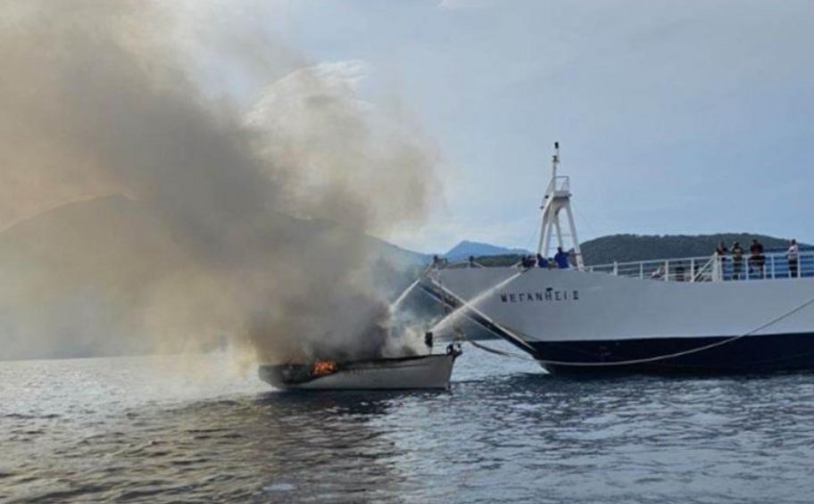 Λευκάδα: Φωτιά σε σκάφος - Πήδηξαν στην θάλασσα για να σωθούν οι επιβάτες
