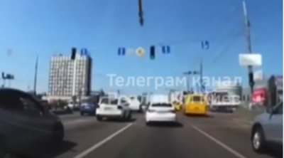 Συγκλονιστικό βίντεο: Συντρίμμια από πύραυλο πέφτουν σε δρόμο του Κιέβου