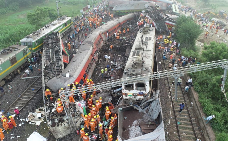 Σιδηροδρομική τραγωδία στην Ινδία: Τουλάχιστον 288 νεκροί και 900 τραυματίες - Βίντεο