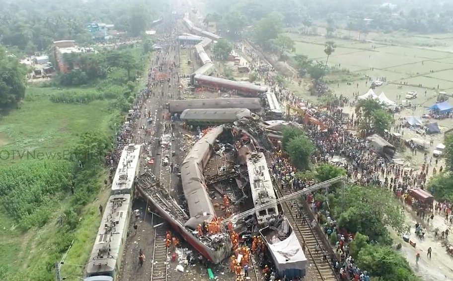 «Δεν περιμένουμε να βρούμε ζωντανούς»: Τι αναφέρουν οι διασώστες για τη φονική σύγκρουση τρένων στην Ινδία - Πού οφείλεται η τραγωδία 