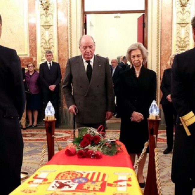 Juan Carlos: Αποκαλύφθηκε το μυστικό του πρώην βασιλιά της Ισπανίας - Τι κρύβει στον χαρτοφύλακα που έχει πάντα μαζί του