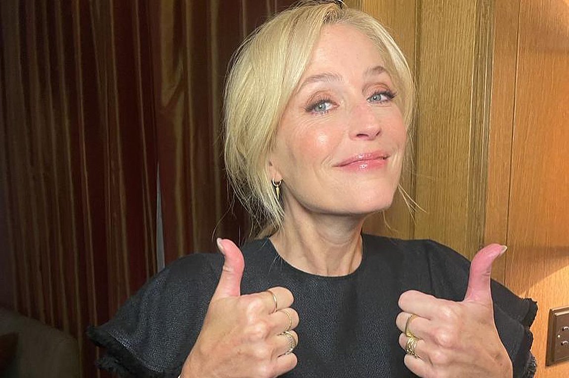 Gillian Anderson: Ποζάρει topless μαζί με το… ψάρι της για καλό σκοπό