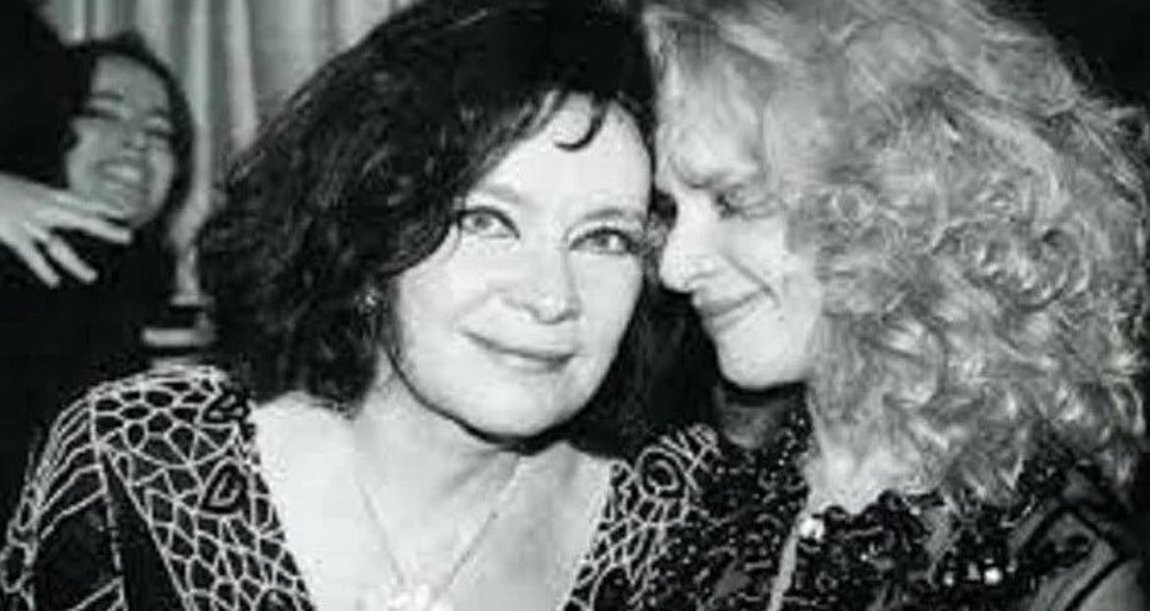 Αλίκη Βουγιουκλάκη-Τζένη Καρέζη: Οι δύο σταρ ποζάρουν αγκαλιά – Σπάνια φωτογραφία