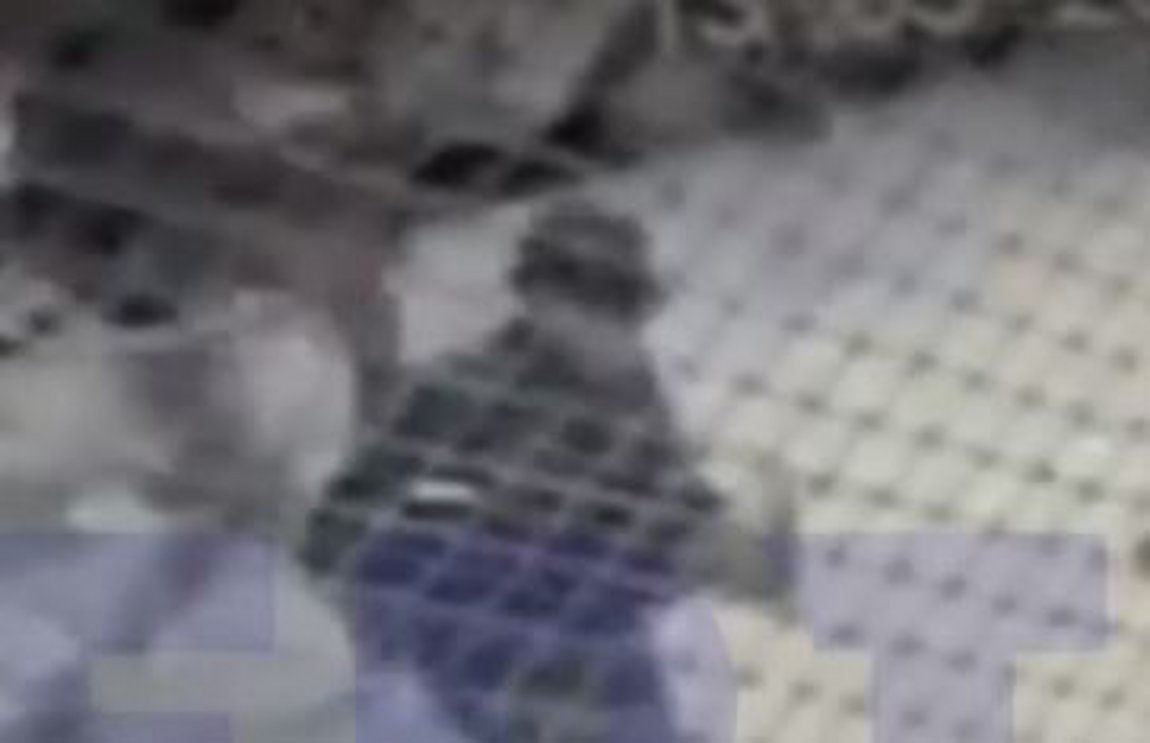 Μπαράζ επιθέσεων κουκουλοφόρων σε καταστήματα και ATM στο Κουκάκι – ΒΙΝΤΕΟ