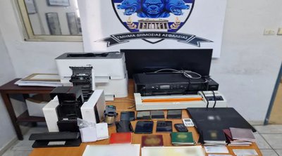 Τρείς συλλήψεις στην Αθήνα για πλαστογραφία και ναρκωτικά - Εντοπίστηκε πλήρως εξοπλισμένο εργαστήριο πλαστών εγγράφων
