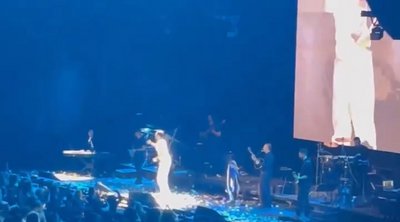 Κωνσταντίνος Αργυρός: Tυλιγμένος με τη γαλανόλευκη στη συναυλία του στη Μελβούρνη – Οι ομογενείς τραγουδούν μαζί του