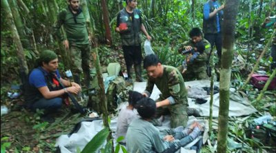 Κολομβία: Εξαντλημένα αλλά «χαρούμενα» τα τέσσερα παιδιά σε στρατιωτικό νοσοκομείο - Στη ζούγκλα ο στρατός αναζητά τον σκύλο Ουίλσον