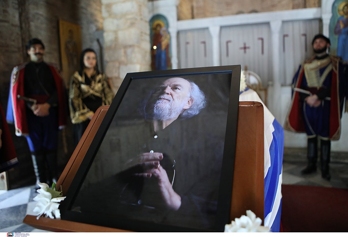 Γιάννης Μαρκόπουλος: Θλίψη και συγκίνηση στην κηδεία του σπουδαίου μουσικοσυνθέτη – ΕΙΚΟΝΕΣ