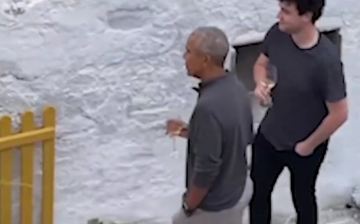 Οι βόλτες του Μπαράκ Ομπάμα στα στέκια της Σίφνου – ΒΙΝΤΕΟ