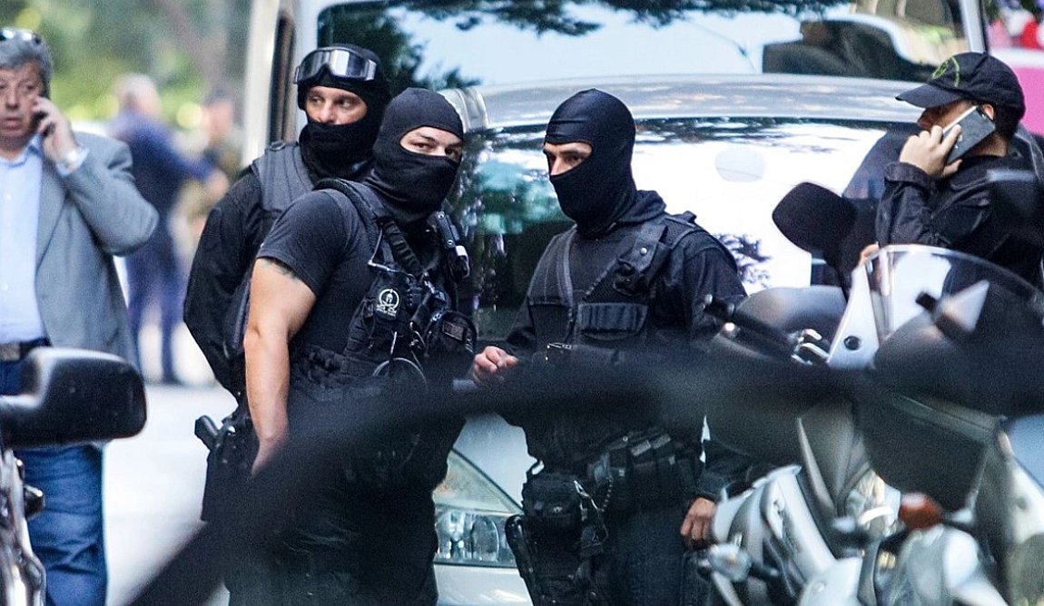 Κολωνάκι: Γυναίκα απειλεί να πέσει στο κενό