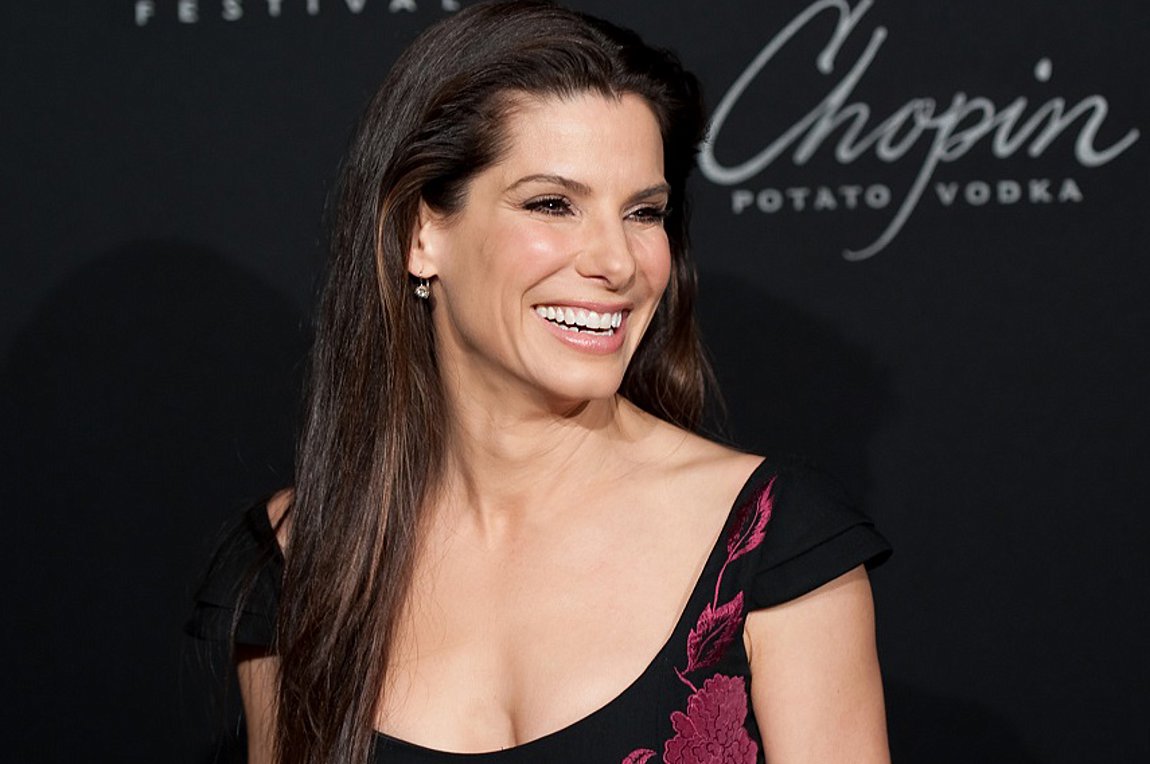 Sandra Bullock: Βραδινή έξοδος με μυστηριώδη άνδρα χωρίς τον σύντροφό της