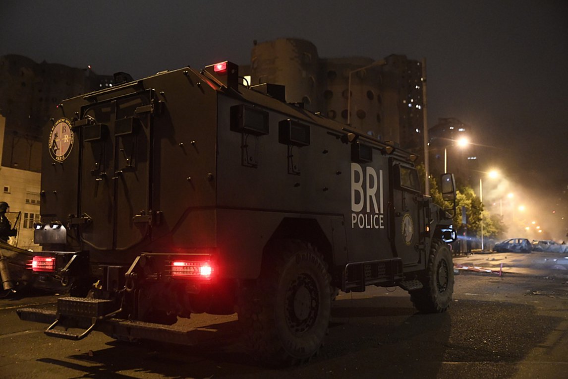 Γαλλία: Επιστρατεύει τεθωρακισμένα της αστυνομίας ο Ε. Μακρόν