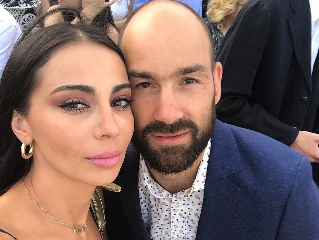 Ολυμπία Χοψονίδου: Χορεύει ξυπόλητη σε πανηγύρι στην Πάρο – ΒΙΝΤΕΟ