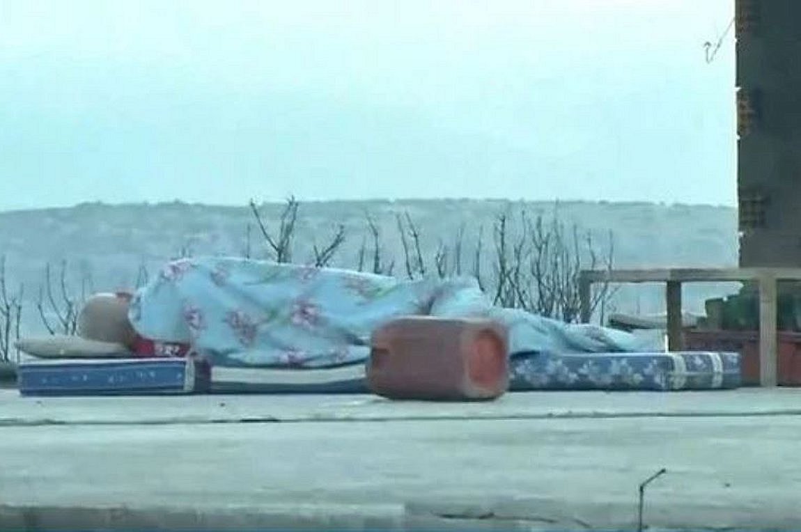 Φωτιά στη Μάνδρα: Άνδρας κοιμάται πάνω στο καμένο του σπίτι – Συγκλονιστική εικόνα