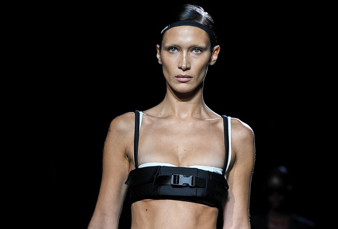 Headbands: To αξεσουάρ επιστρέφει πιο μίνιμαλ και κομψό από ποτέ