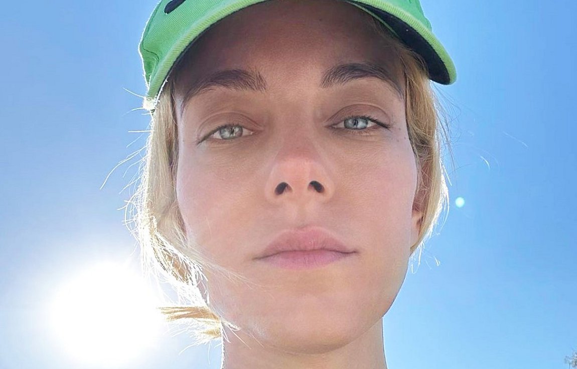 Δούκισσα Νομικού: Απλή και ανεπιτήδευτα όμορφη στη Σχοινούσα