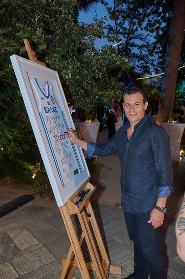 Ο Δημήτρης Ιτούδης υπογράφει τη φανέλα της Εθνικής Ομάδας, που δόθηκε ως δώρο στη διοίκηση του ΟΠΑΠ από την Ελληνική Ομοσπονδία Καλαθοσφαίρισης