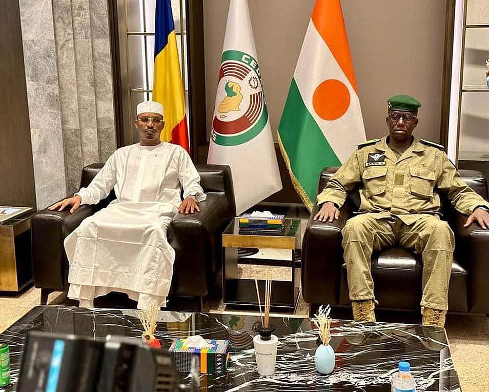Νίγηρας: Ο μεταβατικός πρόεδρος του Τσαντ μεσολαβεί για να τερματιστεί η κρίση