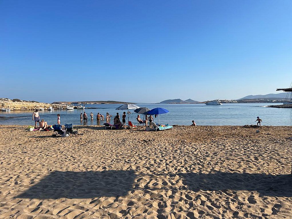 Eλεγχοι σε παραλίες για τις ξαπλώστρες – Πρώτη νίκη στην Πάρο για το «κίνημα της πετσέτας»