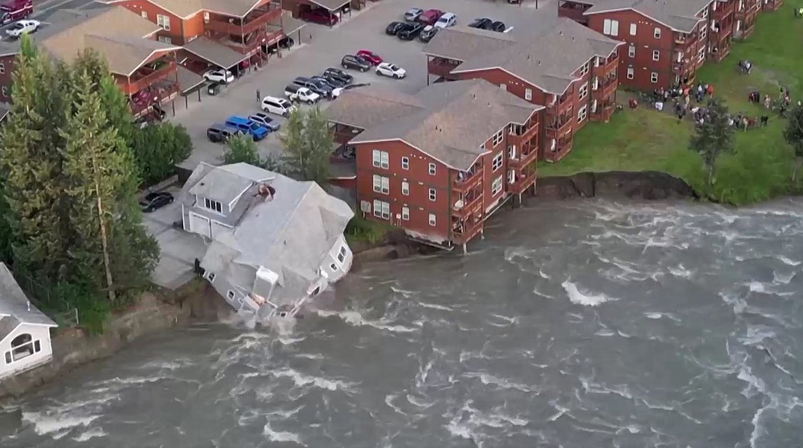 Αλάσκα: Σπίτι καταρρέει μέσα σε ποτάμι μετά από «έκρηξη παγετώνα» – ΒΙΝΤΕΟ