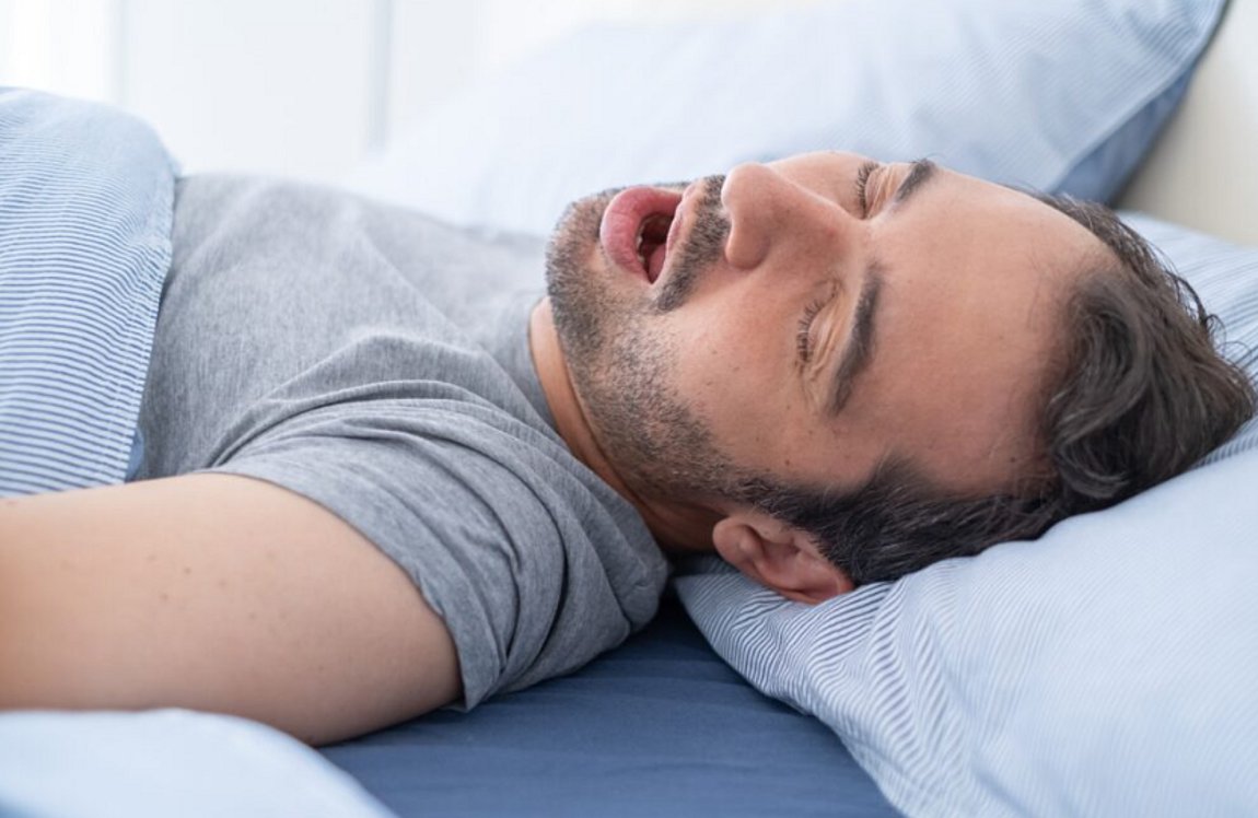 Γιατί κάποιοι ροχαλίζουν δυνατά – Ποιες στάσεις ύπνου το μειώνουν