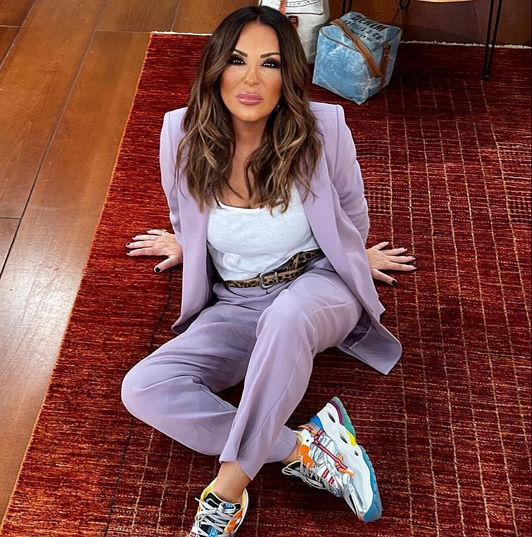 Ναταλία Γερμανού: Κάνει ηλιοθεραπεία και κοιτά τον φακό αμακιγιάριστη