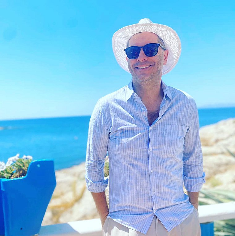 Αλέξανδρος Μπουρδούμης: Φωτογραφίζει τον γιο του στο αρχαίο θέατρο Επιδαύρου