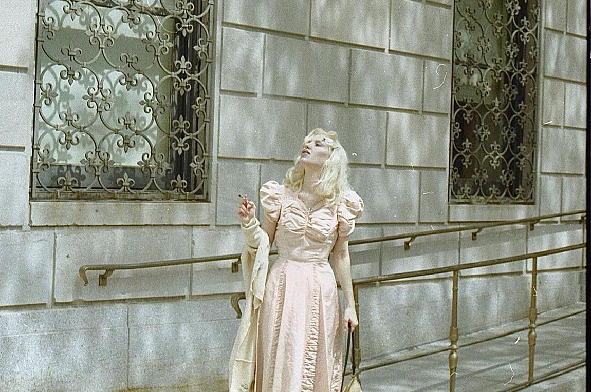 Το Gloomy Girl είναι η αισθητική που θα υιοθετήσουμε το φθινόπωρο