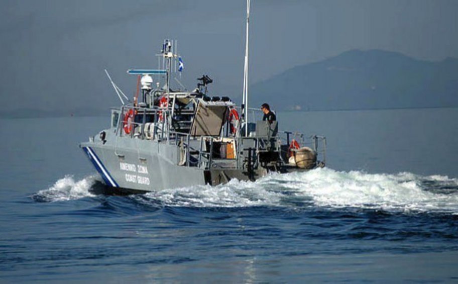 Καταδίωξη και ακινητοποίηση ταχύπλοου σκάφους με 18 μετανάστες στο νησί της Λέρου