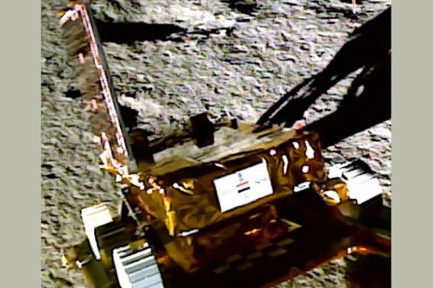 Η Ινδία έθεσε σε «λειτουργία αναμονής» το διαστημικό όχημα εξερεύνησης της σελήνης