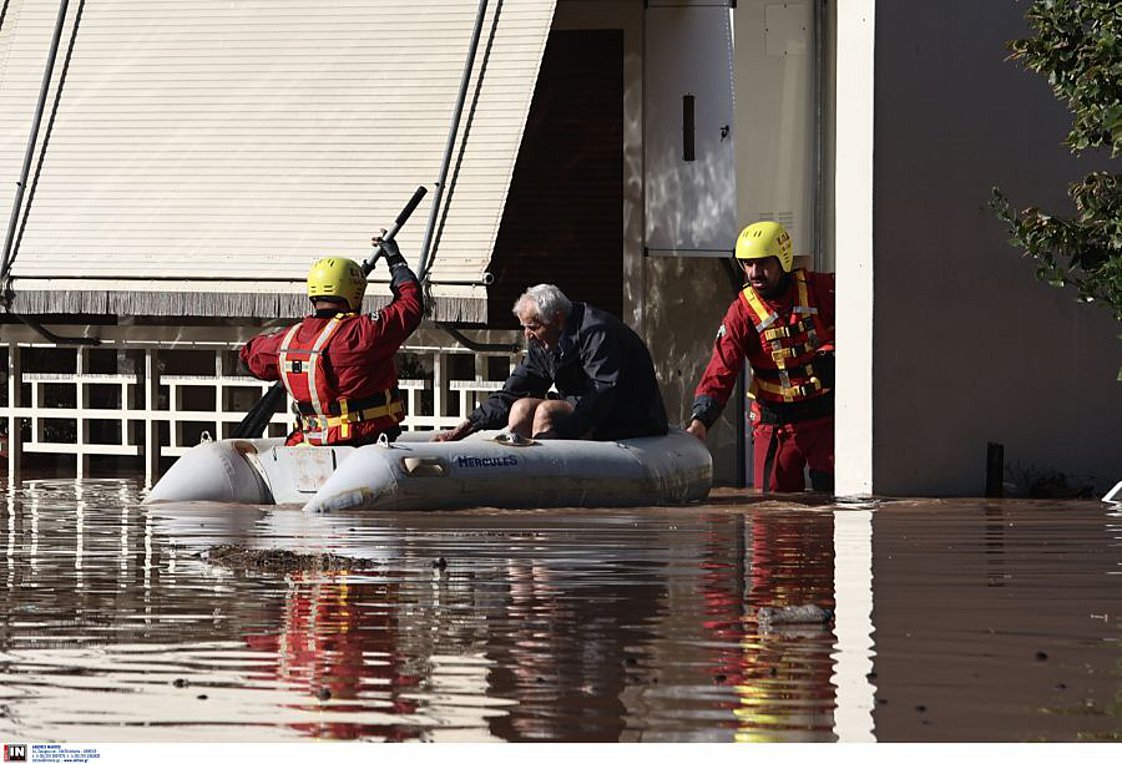 Λάρισα: Πλημμύρισαν σπίτια από τον «φουσκωμένο» Πηνειό – Βάρκες στους δρόμους – ΒΙΝΤΕΟ-ΦΩΤΟ