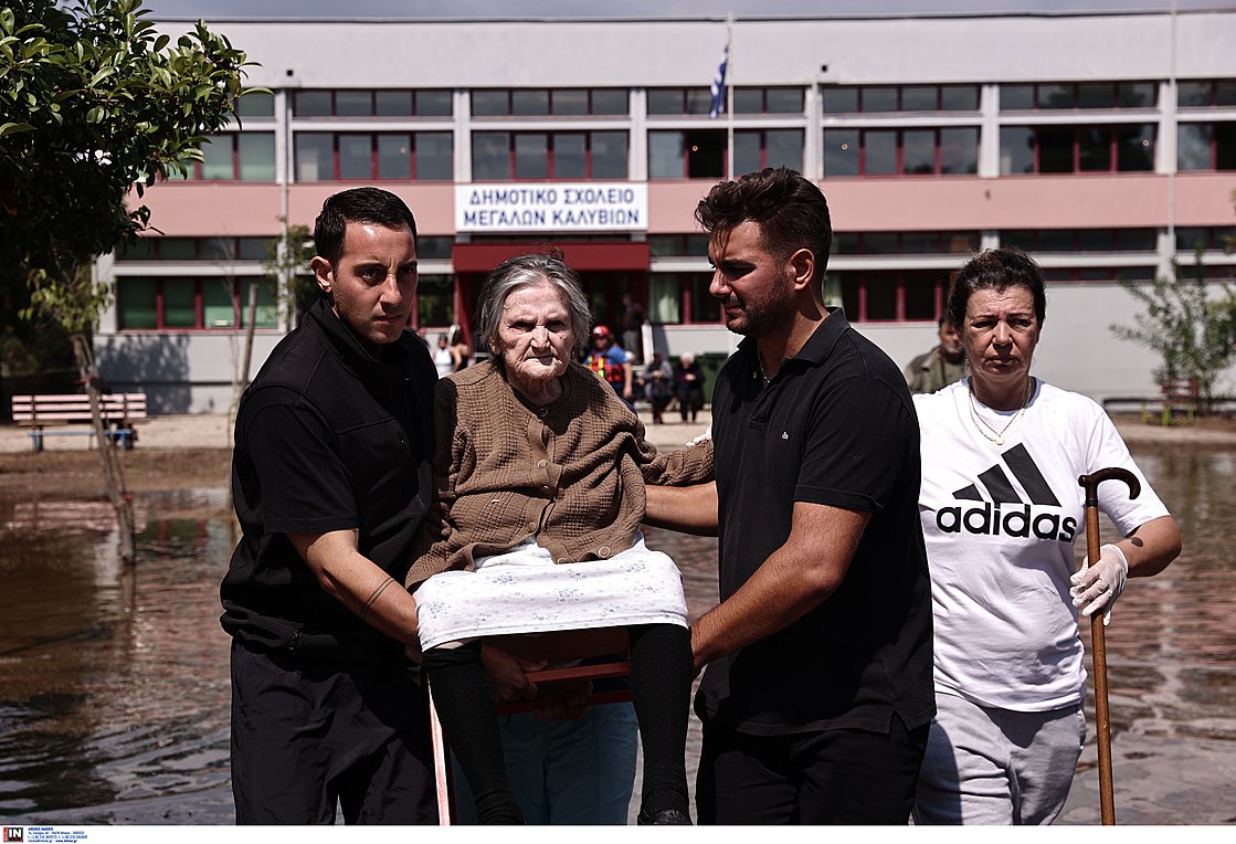 Τρίκαλα: Εικόνες από τον απεγκλωβισμό πολιτών στα Μεγάλα Καλύβια