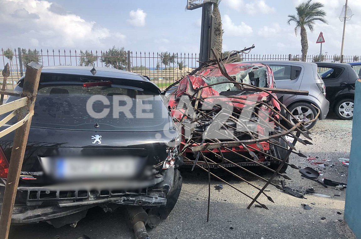 BINTEO: Η στιγμή που ΙΧ «καρφώνεται» σε μάντρα αυτοκινήτων