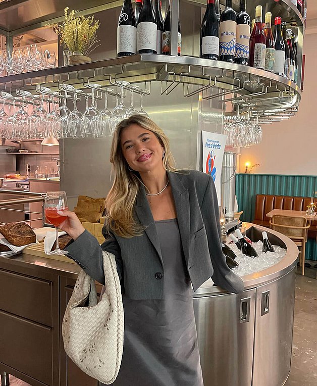 Slip Dress: Το φθινόπωρο φοράμε το χαρακτηριστικό φόρεμα ακολουθώντας τους κανόνες του layering