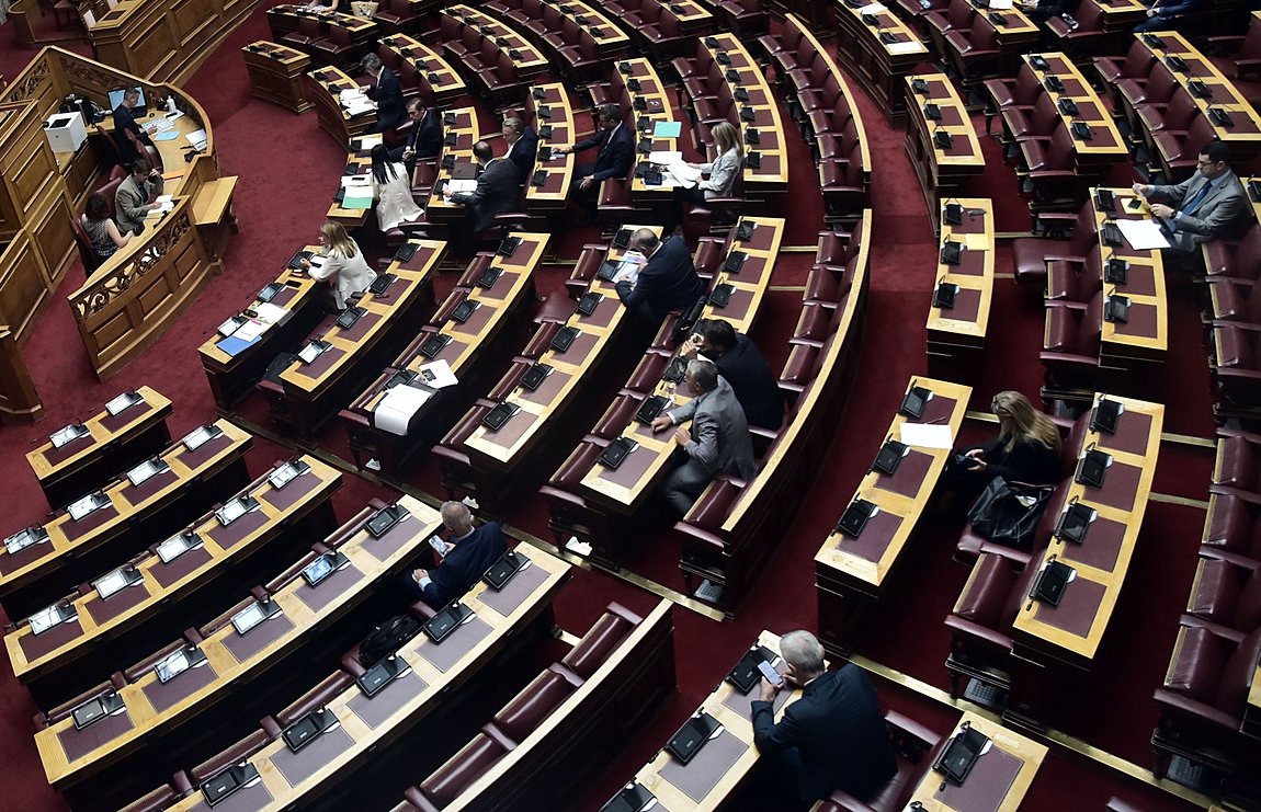 Boυλή-Πολυνομοσχέδιο: Επανακαθορίζονται οι μηνιαίες αποδοχές εξωκοινοβουλευτικών υπουργών