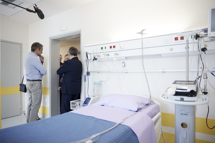 Prim ministrul Greciei Kyriakos Mitsotakis promite servicii de sănătate de înaltă calitate și inspectează renovarea rapidă a unei clinici
