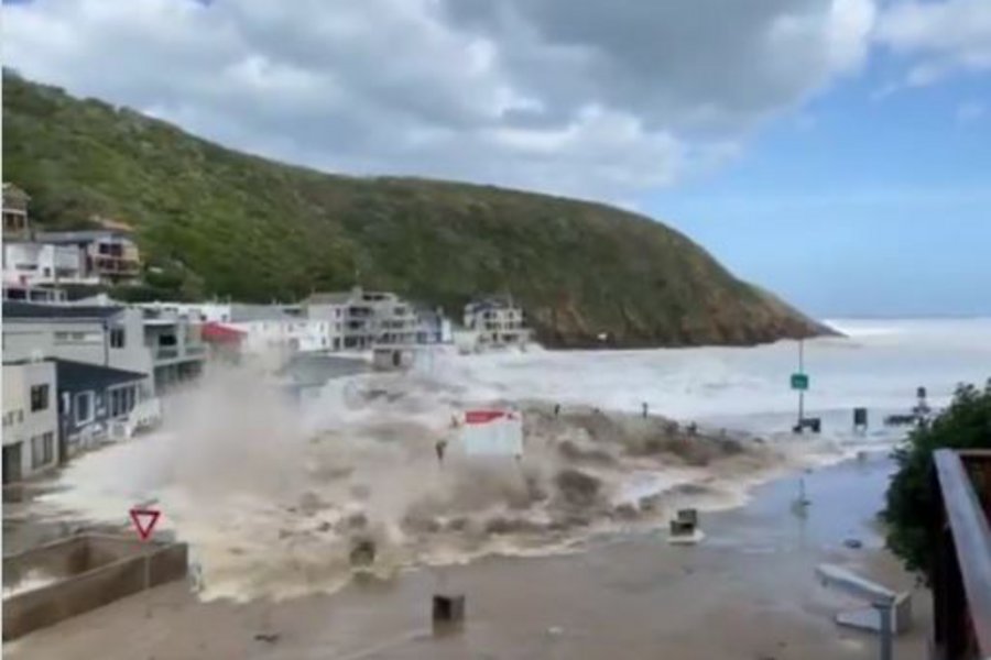 Βίντεο: Κύματα 9,5 μέτρων σάρωσαν περιοχές στη Νότια Αφρική - Δύο νεκροί