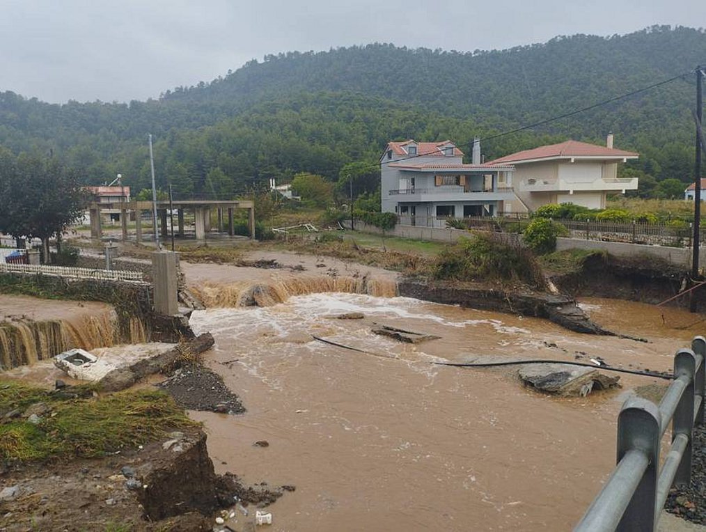 Κακοκαιρία «Elias» – Εύβοια: Η λάσπη έφτασε στη θάλασσα – Με βάρκες απεγκλώβισαν κατοίκους