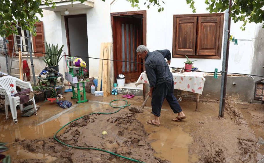 Βόλος: Πλημμυρισμένα σπίτια από τη λάσπη - Εικόνες απόλυτης καταστροφής
