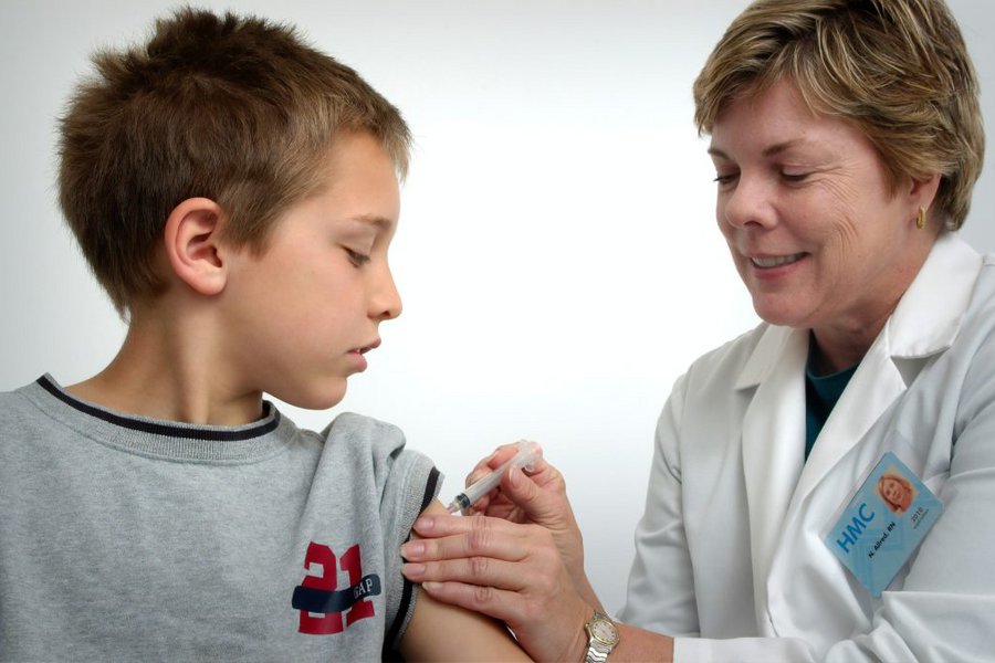Εμβόλιο: Έξυπνα τρικ που μειώνουν τον φόβο της ένεσης στα παιδιά
