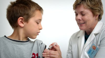 Εμβόλιο: Έξυπνα τρικ που μειώνουν τον φόβο της ένεσης στα παιδιά

