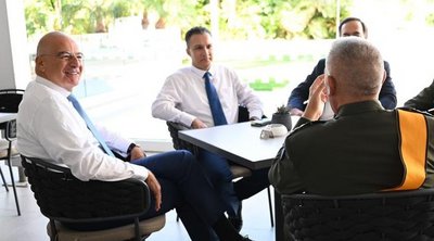 Συνάντηση Δένδια με τον Κύπριο ομόλογό του - Κατέθεσε στεφάνι στα φυλακισμένα μνήματα