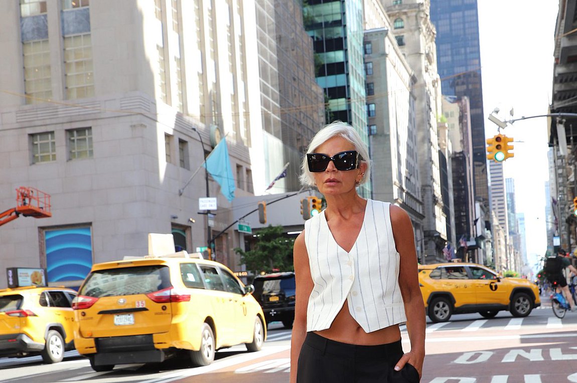 Style Over 50s: Πώς φορούν το γιλέκο οι ώριμες γυναίκες
