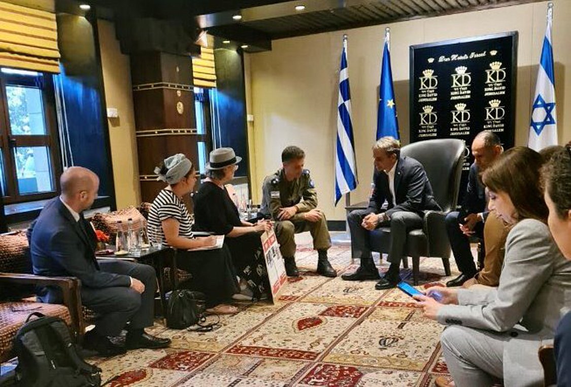 Συνάντηση Μητσοτάκη με συγγενείς ομήρων που απήχθησαν από τη Χαμάς