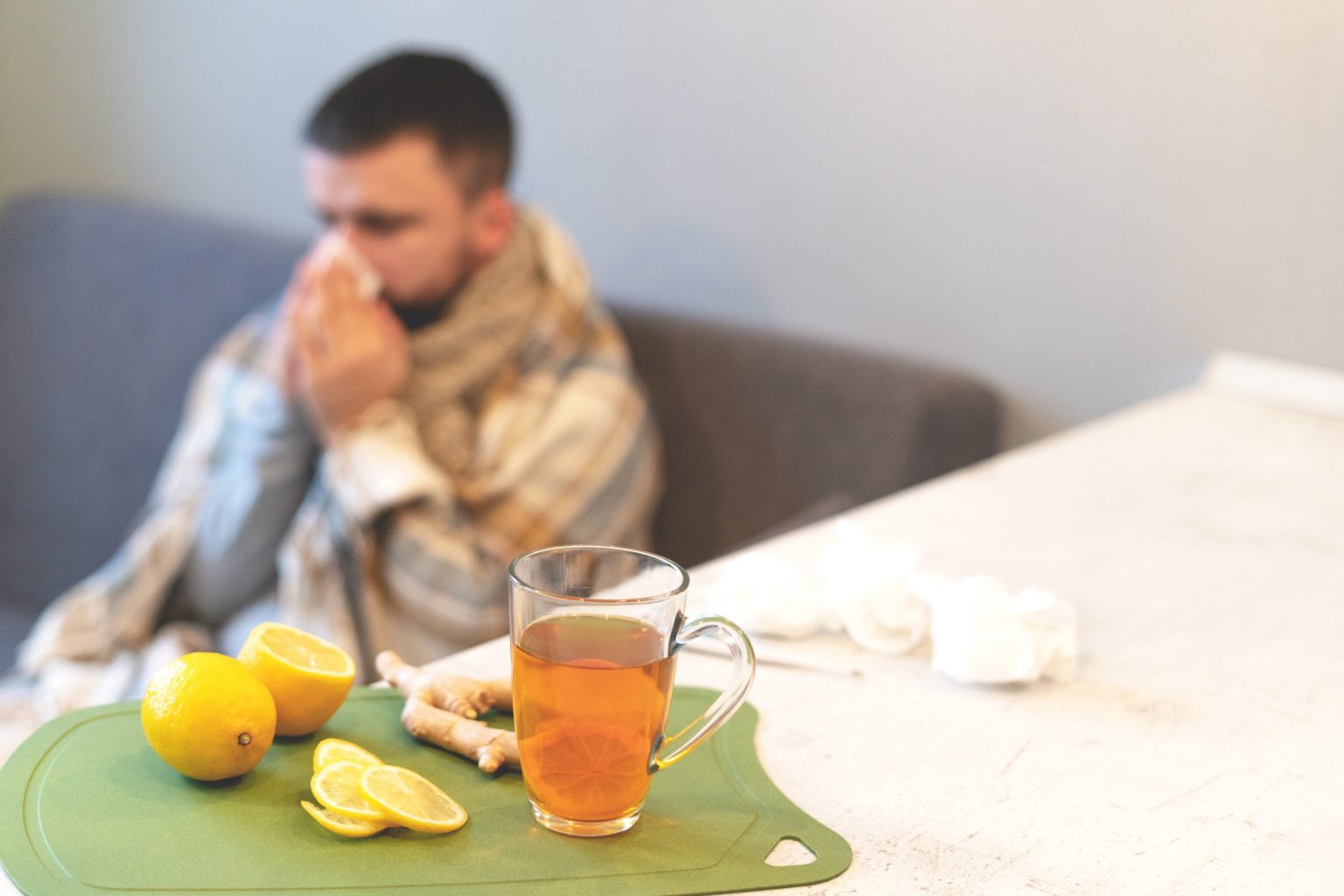 Больно пить горячий. Больной с чаем. Больной человек с чаем. Больные пьют чай. Человек пьет чай с лимоном.
