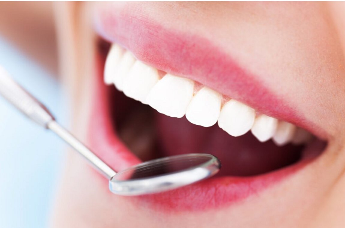 Λευκά δόντια: Αυτές είναι οι top συμβουλές των ειδικών για να τα αποκτήσετε (video)